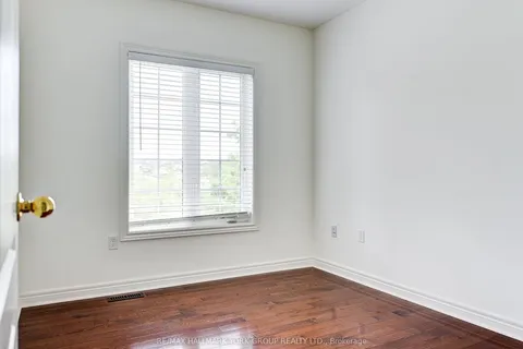 92 Memorial Gardens Way, Newmarket, ON L3X 3A7