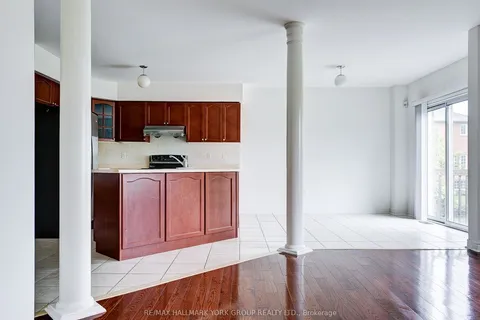 92 Memorial Gardens Way, Newmarket, ON L3X 3A7
