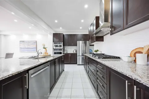 307 Reg Harrison Trail, Newmarket, ON L3X 0M2