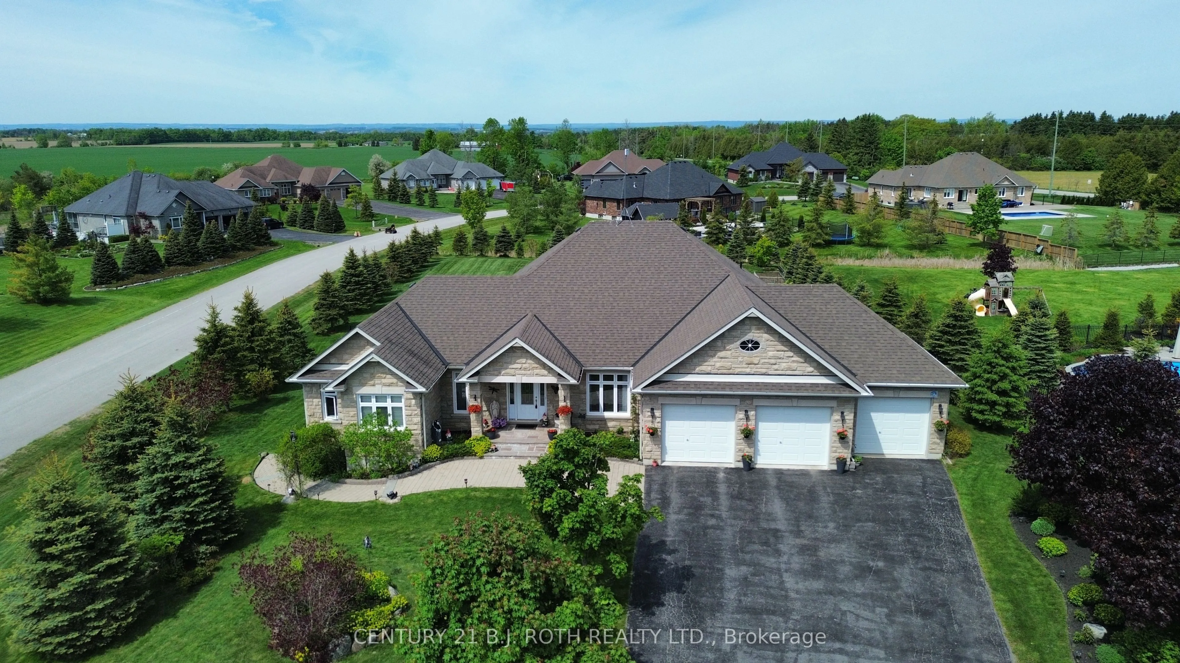 10 BROLLEY Crescent, Essa, ON L0L 2N2
