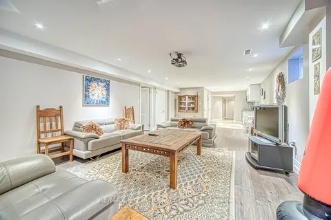 166 Townsgate Drive, Vaughan, ON L4J 8J5