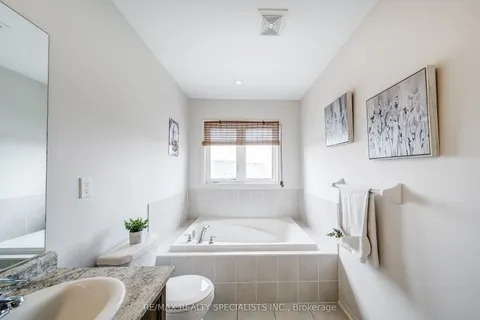 94 Fortis Crescent, Bradford West Gwillimbury, ON L3Z 0W2
