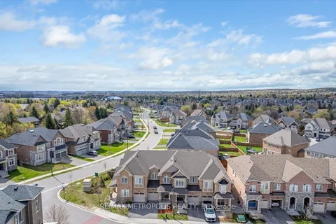 82 Dundonald Trail, ON L3Y 0E3