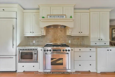 7 Skyview Lane, Aurora, ON L4G 6W5