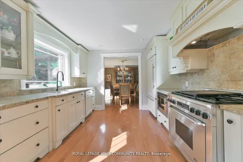 7 Skyview Lane, Aurora, ON L4G 6W5