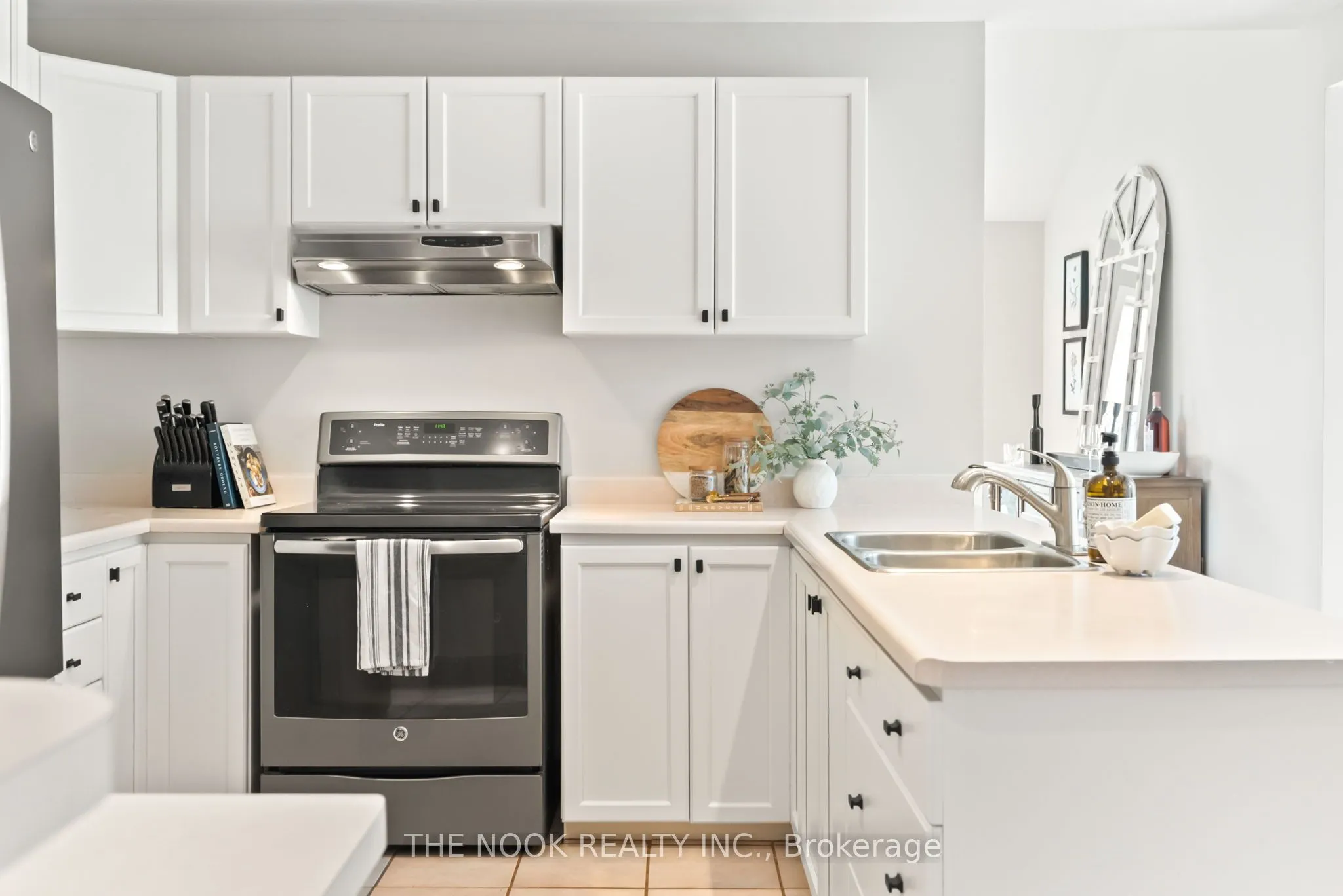 32 Halmar Park Road, Georgina, ON L0E 1N0