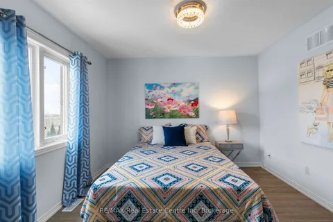 102 Gail Parks Crescent, Newmarket, ON L3X 3C1