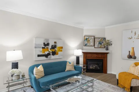 102 Gail Parks Crescent, Newmarket, ON L3X 3C1
