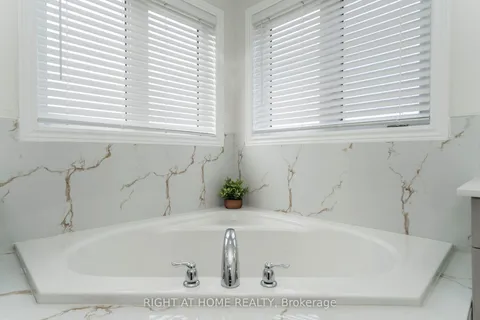 22 Sasco Way, Essa, ON L3W 0C8
