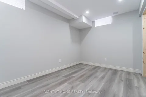 22 Sasco Way, Essa, ON L3W 0C8