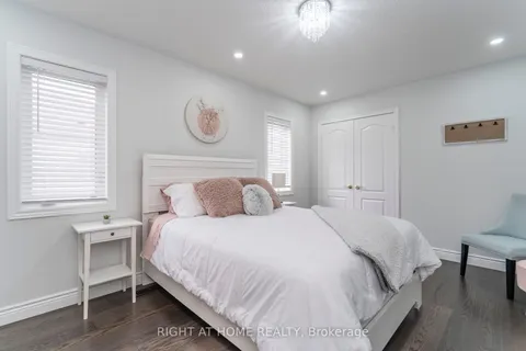 22 Sasco Way, Essa, ON L3W 0C8