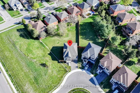 51 Bethpage Crescent, Newmarket, ON L3X 0M4