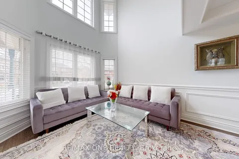 7 Laurendale Avenue, Georgina, ON L4P 4A8