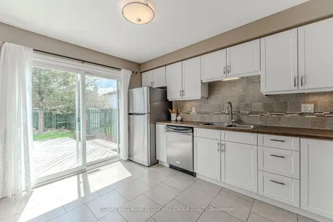 8 Corrie Crescent, Essa, ON L3W 0K3