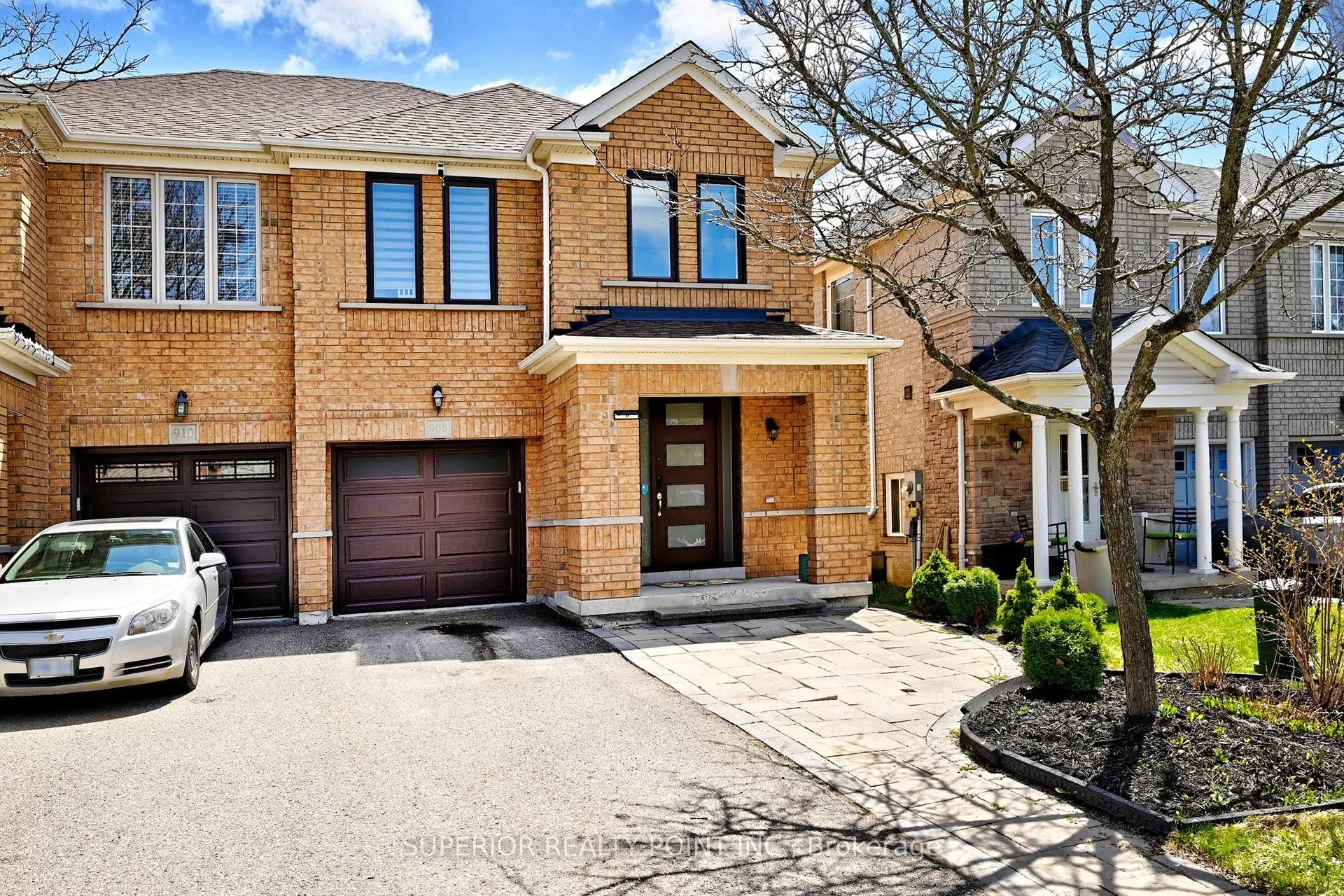 908 Oaktree Crescent, Newmarket, ON L3X 2Z1