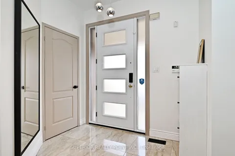908 Oaktree Crescent, Newmarket, ON L3X 2Z1