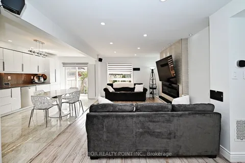 908 Oaktree Crescent, Newmarket, ON L3X 2Z1