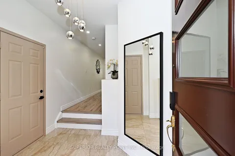 908 Oaktree Crescent, Newmarket, ON L3X 2Z1