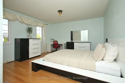 6 GLENIS Gate, ON L4E 4C4