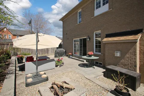 6 GLENIS Gate, ON L4E 4C4
