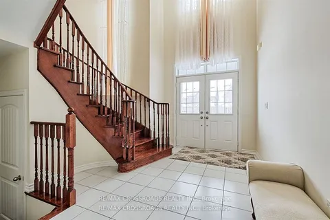 144 Gold Park Gate, ON L3W 0B4