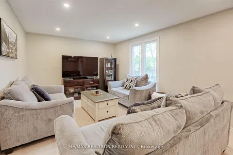190 Lloyd Avenue, ON L3Y 5M3