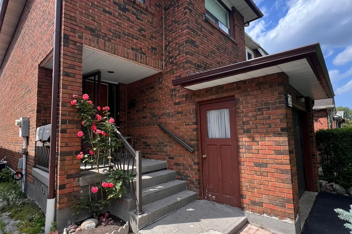 28 Oakmount Crescent, ON L4K 2C3