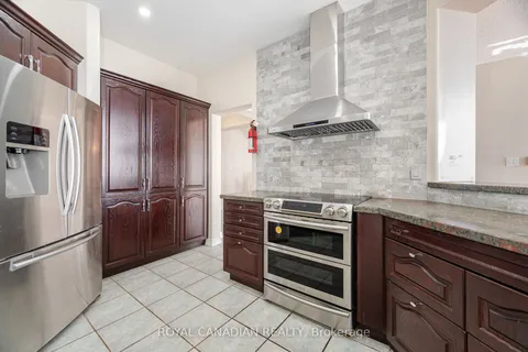 678 Madeline Heights, ON L3X 2J7