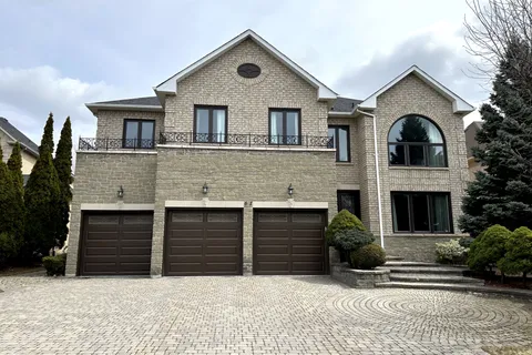 61 Henricks Crescent, ON L4B 3W3