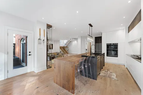100 Willis Drive, ON L4G 7M4
