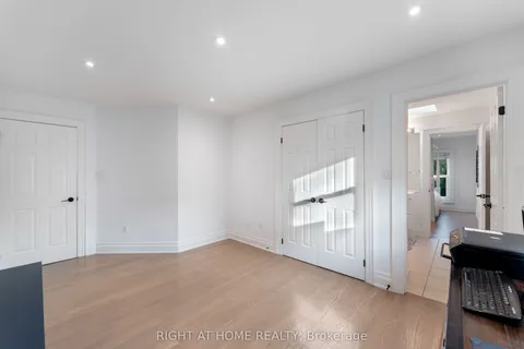 100 Willis Drive, ON L4G 7M4
