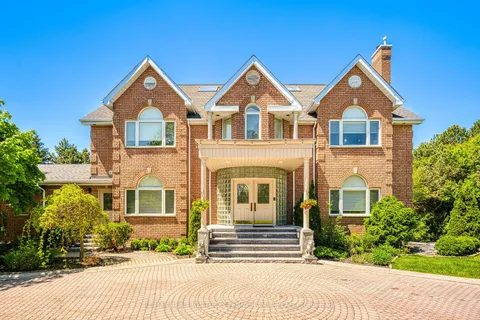 2 Jennings Gate, ON L6C 1A9