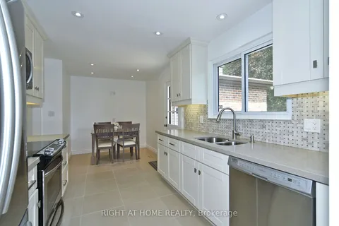 102 Romfield Circuit, ON L3T 3H6