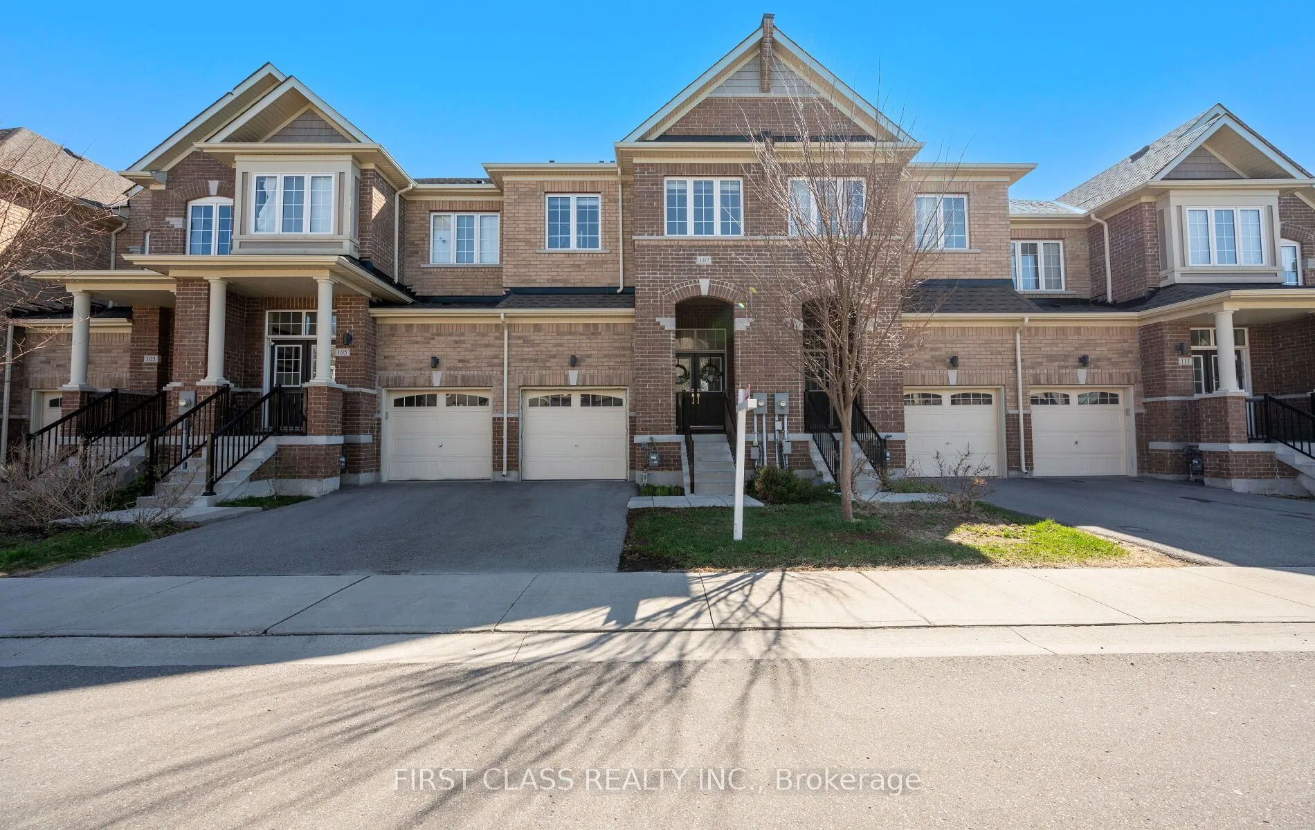 107 Knott End Crescent, Newmarket, ON L3Y 0E4