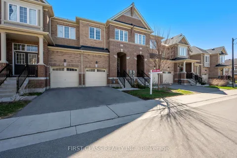 107 Knott End Crescent, Newmarket, ON L3Y 0E4
