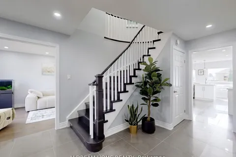 84 Autumn Way, Aurora, ON L4G 4P4