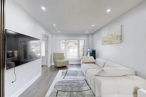 84 Autumn Way, Aurora, ON L4G 4P4