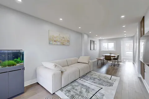 84 Autumn Way, Aurora, ON L4G 4P4