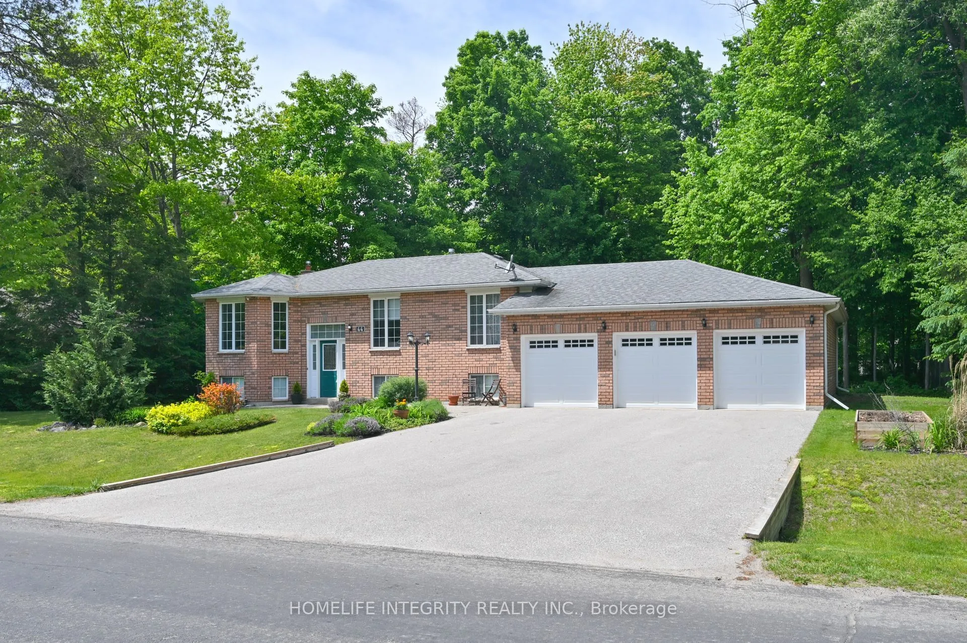 44 Pine Park Boulevard, ON L0M 1J0