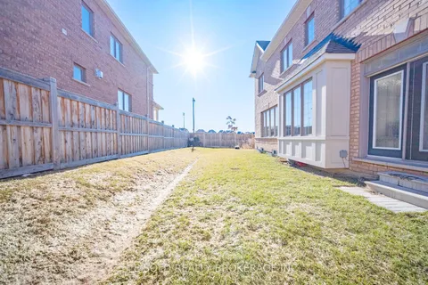 51 Spruce Avenue, East Gwillimbury, ON L9N 0S8