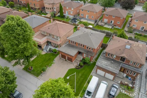 33 Dundee Crescent, ON L3R 8Y7