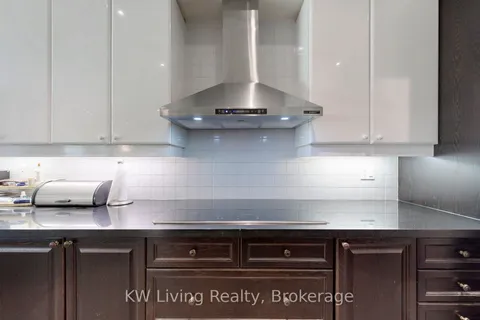 16 Carriage House Court, ON L4E 4V3