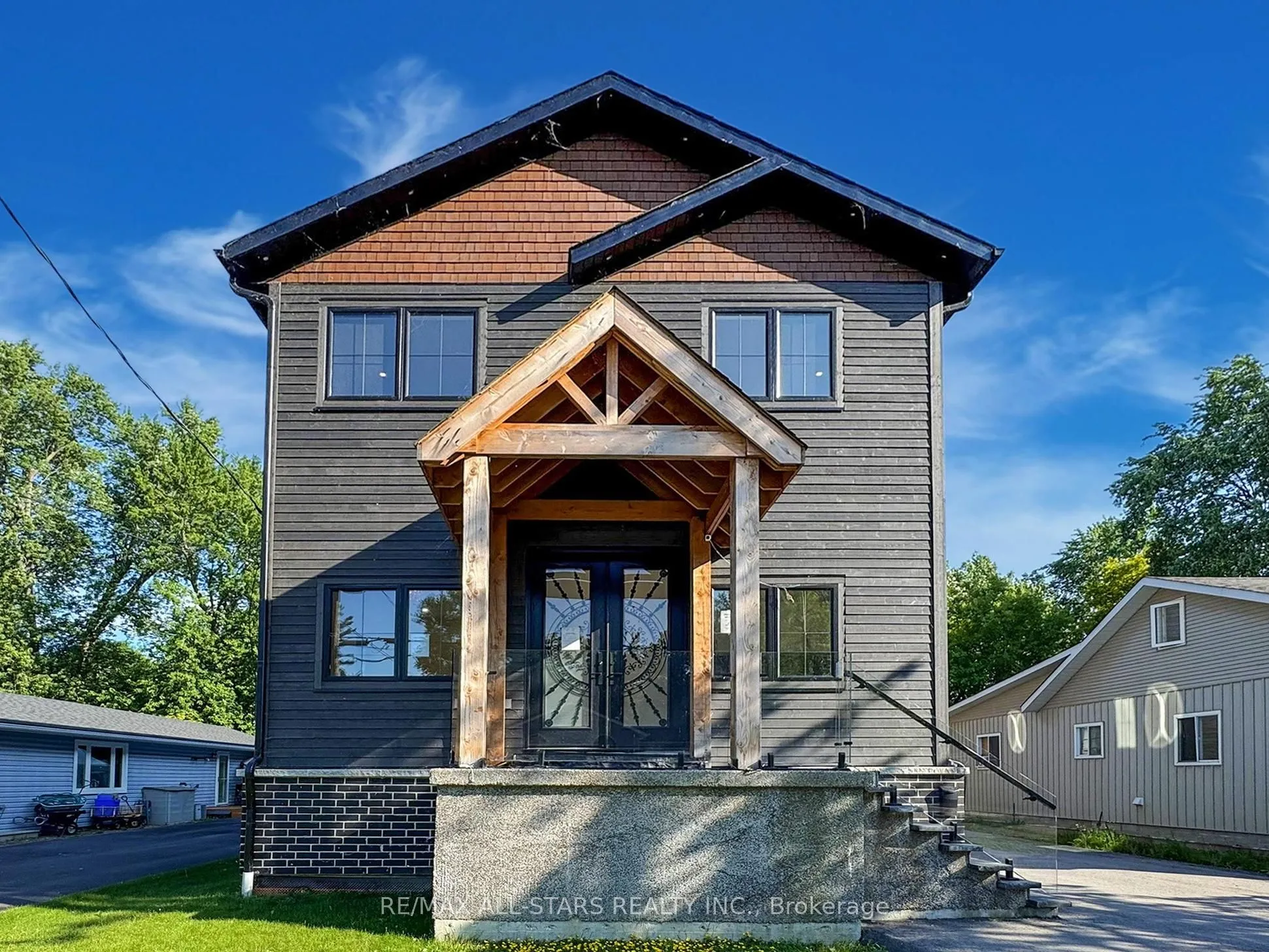 215 Bayview Avenue, ON L4P 2T3