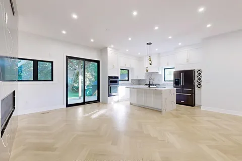 215 Bayview Avenue, ON L4P 2T3