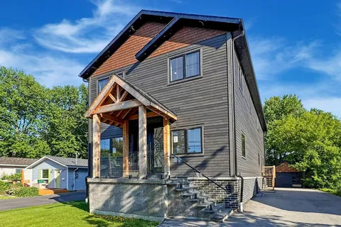 215 Bayview Avenue, ON L4P 2T3