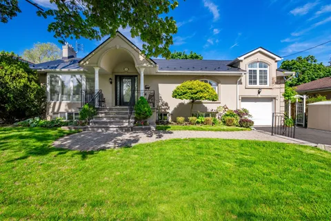 11 Knollside Drive, ON L4C 4W7