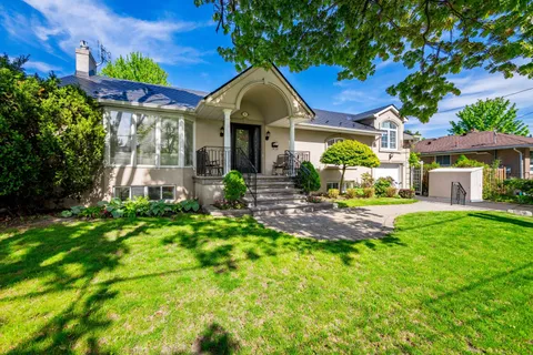 11 Knollside Drive, ON L4C 4W7