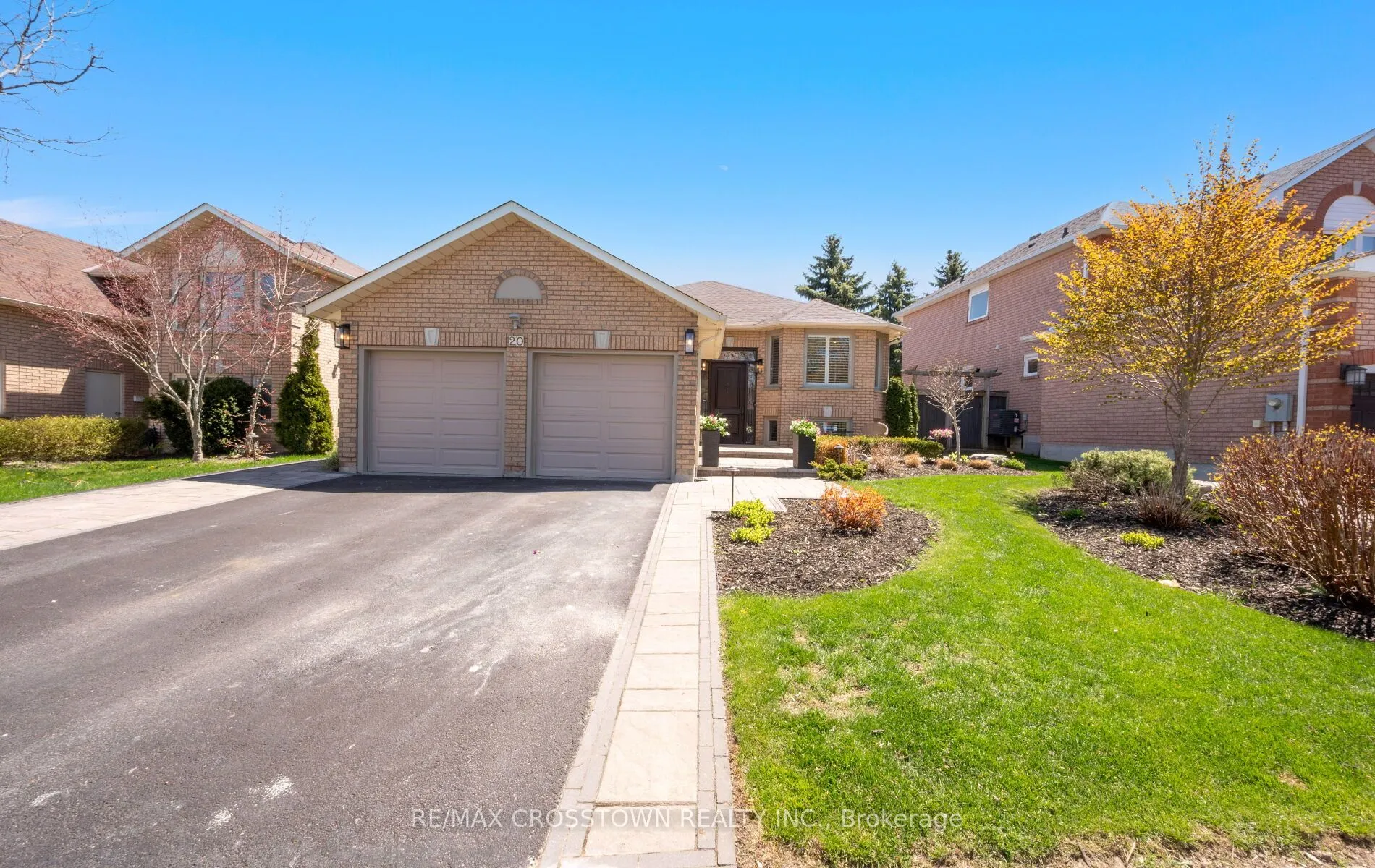 20 Compton Crescent, Bradford West Gwillimbury, ON L3Z 2X5
