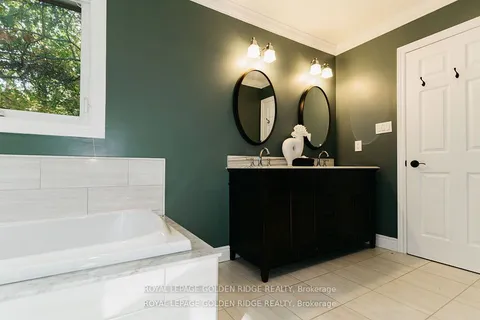 8 Greenvalley Circle, ON L4A 2L4