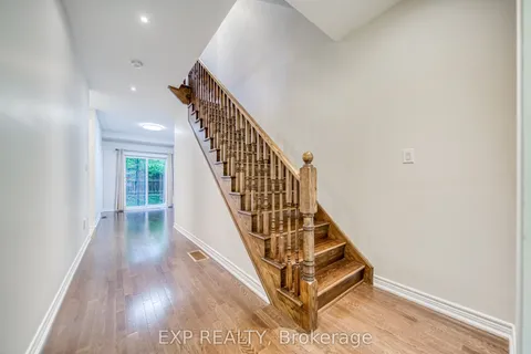 8 Deep River Lane, ON L4C 5S4